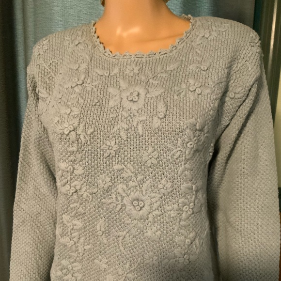 Woman’s like new sweater - Picture 2 of 4
